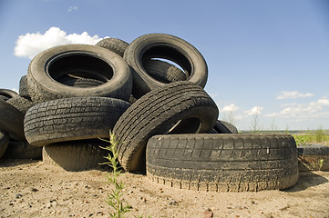 Image showing Heap of the old worn out automobile tyre covers.