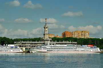 Image showing The building of river station with  ships