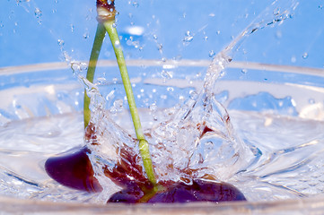 Image showing Splash scherry to water