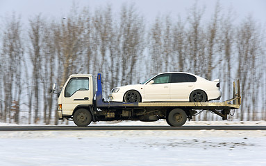 Image showing The wrecker carries the car of white color