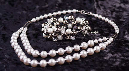 Image showing pearl set jewelry