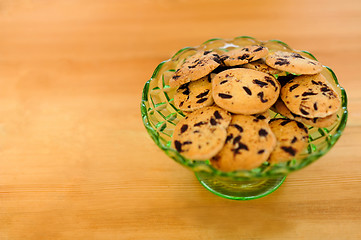 Image showing Chocolate chip cookies in a glass bowl