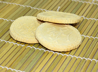 Image showing Rice biscuits on bamboo plate