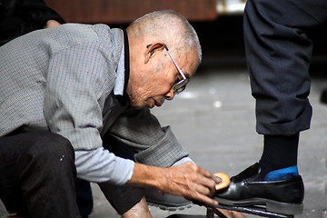 Image showing Hong Kong people works as shoes cleaners