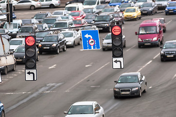 Image showing Crowded highway with traffic lamp