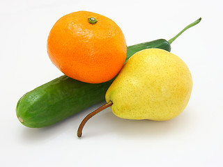 Image showing cucumber with a tangerine and a pear 