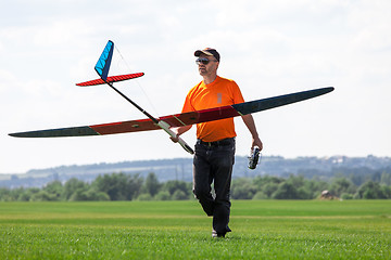 Image showing Man holds the RC glider