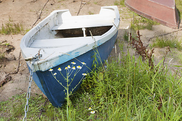 Image showing The old boat tied chain