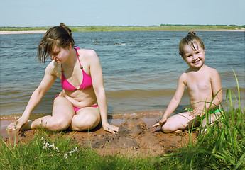 Image showing Mum with a daughter play on river bank