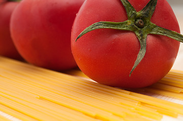 Image showing fresh tomato and spaghetti pasta