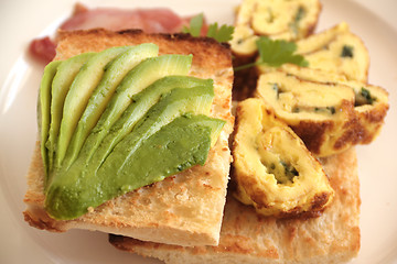 Image showing Avoocado With Omelette