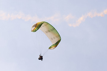 Image showing Para glider braking