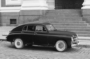 Image showing The ancient car parked at a porch of a building