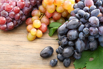 Image showing Bunches of black grapes and pink. 