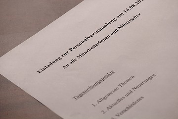 Image showing Einladung zur Personalversammlung auf Schreibtisch