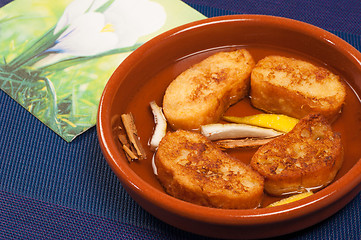 Image showing Clay pot with torrijas