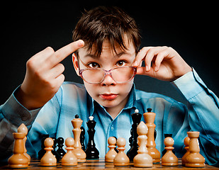 Image showing Nerd play chess