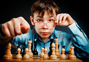 Image showing Nerd play chess