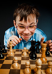 Image showing Nerd play chess