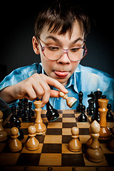 Image showing Nerd play chess