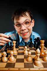 Image showing Nerd play chess