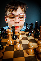 Image showing Nerd play chess