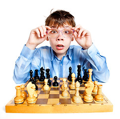 Image showing Nerd play chess