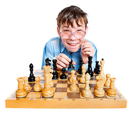 Image showing Nerd play chess