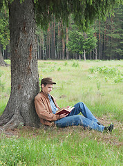 Image showing Person reads book