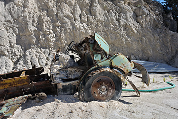 Image showing rusty car