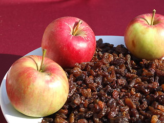 Image showing Apple and raisins