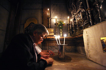 Image showing Pilgrims pray at the tomb of Jesus in the Church of the Holy Sepulchre, Jerusalem