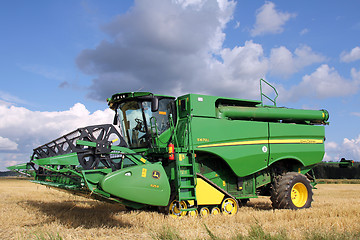 Image showing John Deere Harvester S670i with header 625r