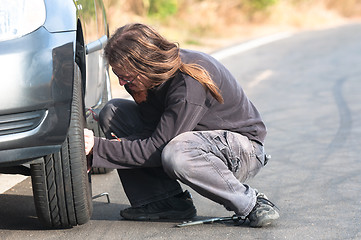 Image showing Young man repairing car outdoors