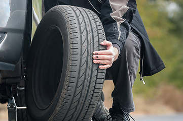 Image showing Young man repairing car outdoors