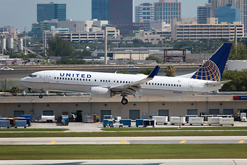 Image showing United Airlines Boeing 737-800