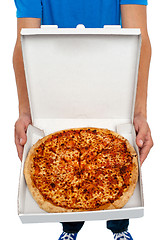 Image showing A picture of an  open pizza box.