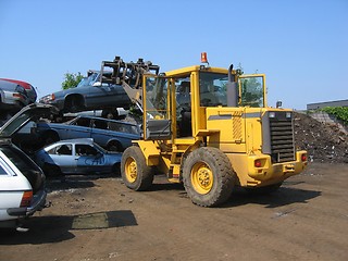 Image showing Truck lifting a car wreck