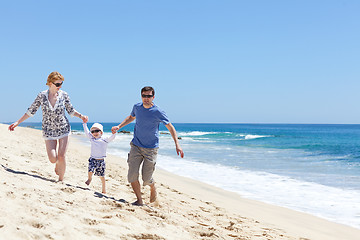 Image showing family at the beach