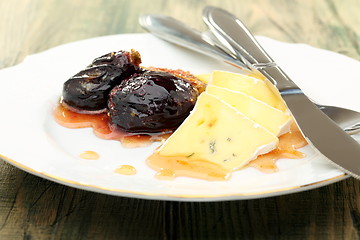 Image showing Soft cheese with figs and honey sauce.