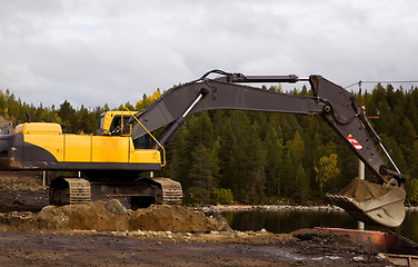 Image showing Yellow excavator digging