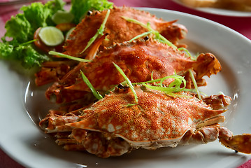 Image showing three large red crabs with salad and lime