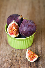 Image showing  fresh figs in a bown