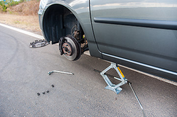 Image showing Car without tire on the road