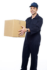 Image showing Worker unloading and loading carton