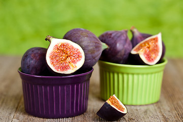 Image showing  fresh figs in two bowls 