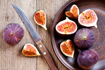 Image showing  plate with fresh figs and old knife