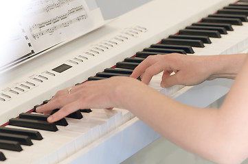 Image showing piano player