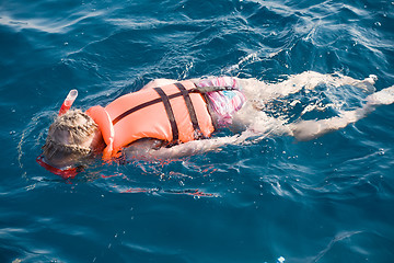 Image showing little girl swimming in diving mask