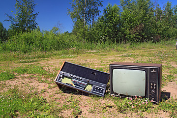 Image showing old radio on rural road